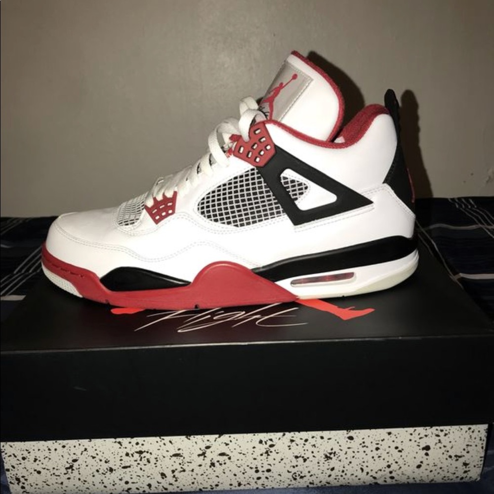 Air Jordan 4 fire red